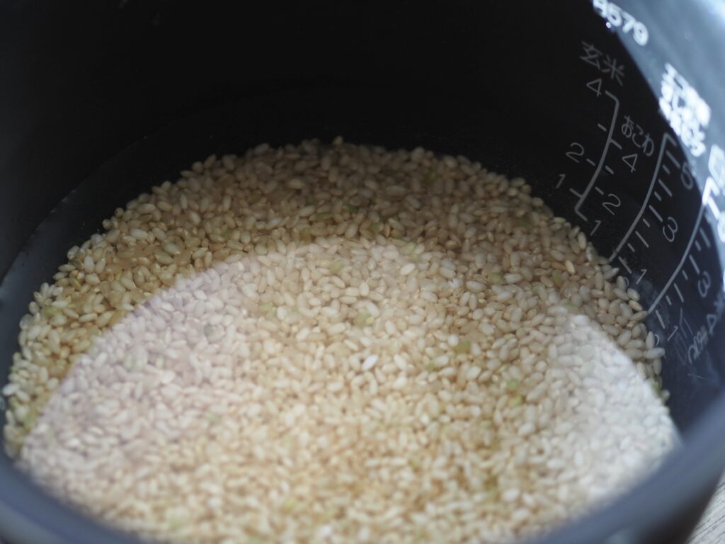 玄米を炊く際の水加減は1.77倍・白米は1.42倍！混ぜて炊くときの目安も紹介！